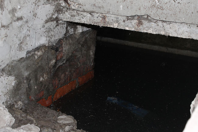 На Омской аварийную пятиэтажку «скрепили» металлическими столбами