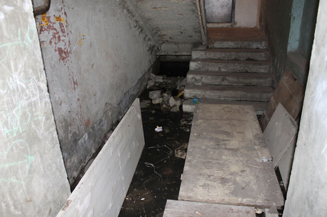 На Омской аварийную пятиэтажку «скрепили» металлическими столбами