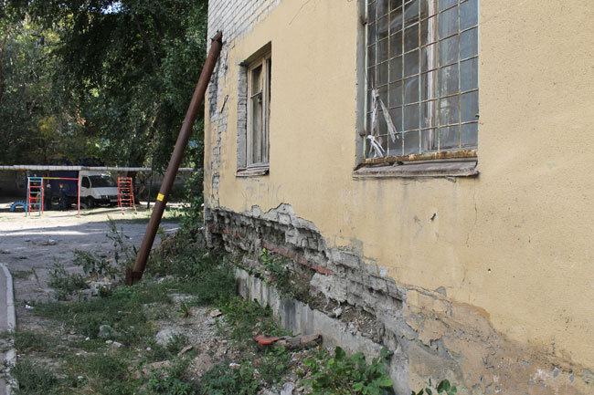 На Омской аварийную пятиэтажку «скрепили» металлическими столбами