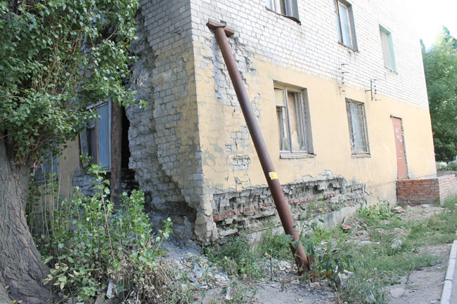 На Омской аварийную пятиэтажку «скрепили» металлическими столбами