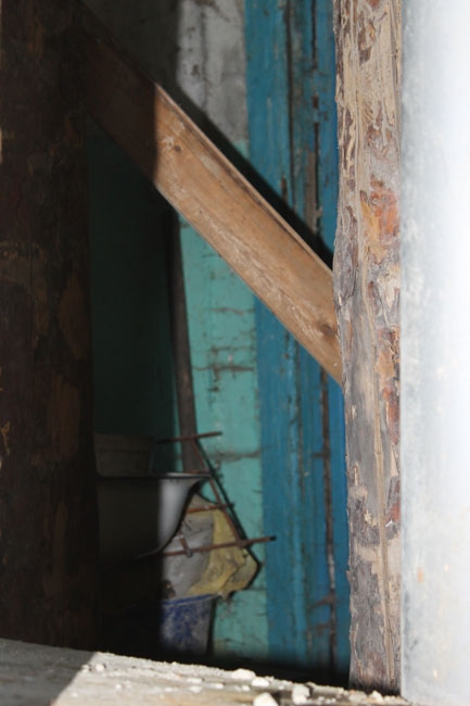 На Омской аварийную пятиэтажку «скрепили» металлическими столбами