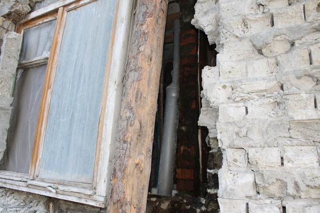 На Омской аварийную пятиэтажку «скрепили» металлическими столбами