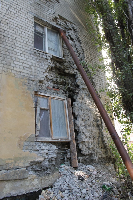 На Омской аварийную пятиэтажку «скрепили» металлическими столбами