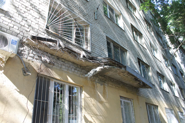 На Омской аварийную пятиэтажку «скрепили» металлическими столбами