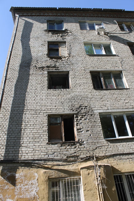 На Омской аварийную пятиэтажку «скрепили» металлическими столбами