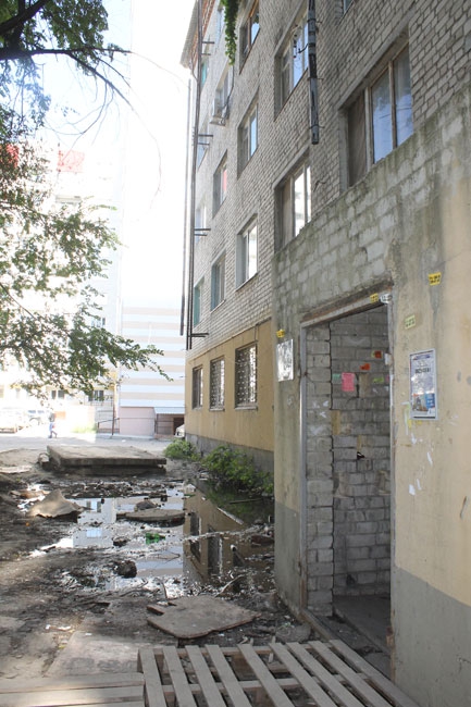 На Омской аварийную пятиэтажку «скрепили» металлическими столбами