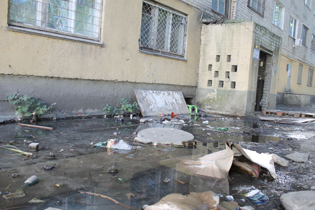 На Омской аварийную пятиэтажку «скрепили» металлическими столбами