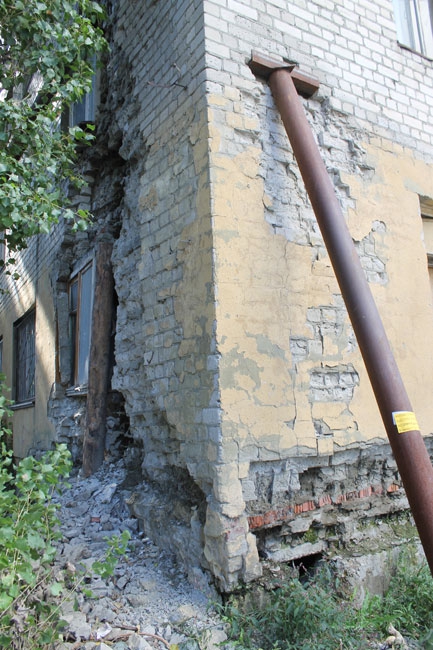 На Омской аварийную пятиэтажку «скрепили» металлическими столбами