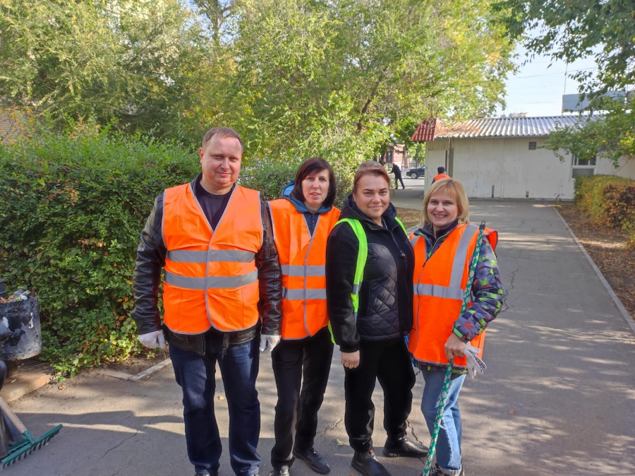 В выходной сотрудники СГЭТ убирались на аллее Грибова