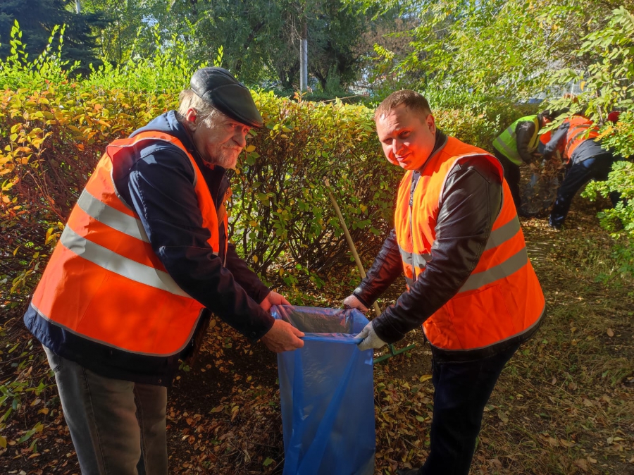 В выходной сотрудники СГЭТ убирались на аллее Грибова