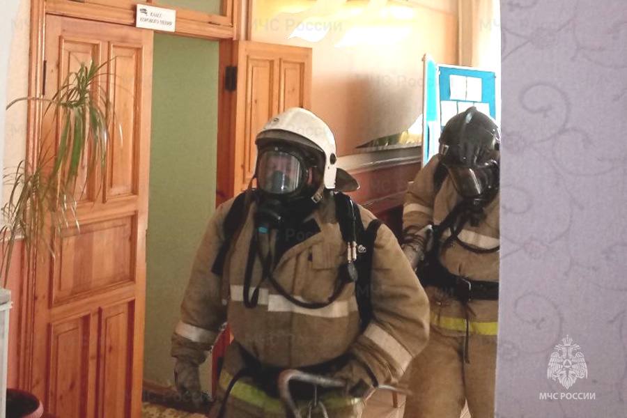 В Вольске пожарные эвакуировали детскую школу искусств