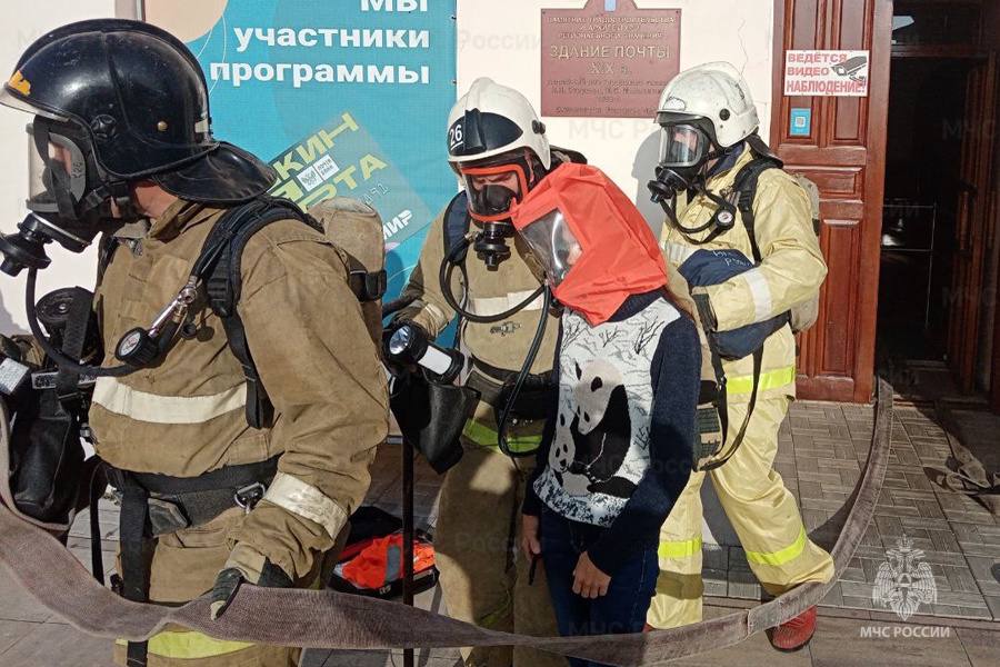 В Вольске пожарные эвакуировали детскую школу искусств