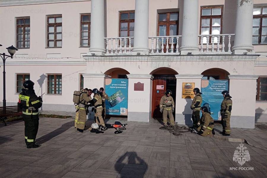 В Вольске пожарные эвакуировали детскую школу искусств