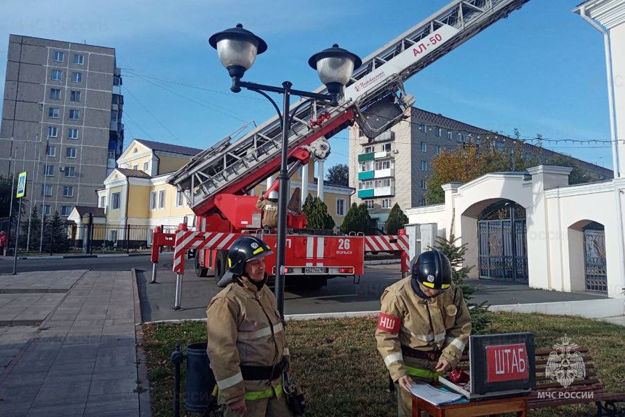 В Вольске пожарные эвакуировали детскую школу искусств