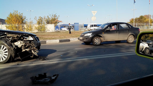 У «Метро» столкнулись две иномарки