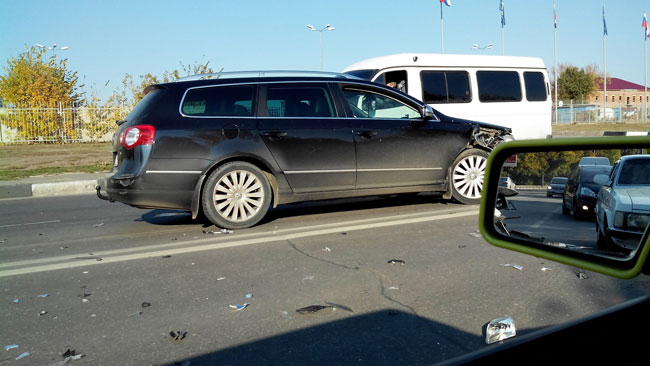 У «Метро» столкнулись две иномарки