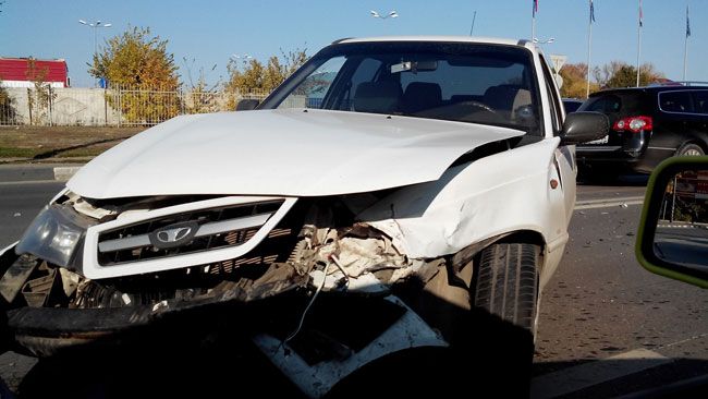 У «Метро» столкнулись две иномарки