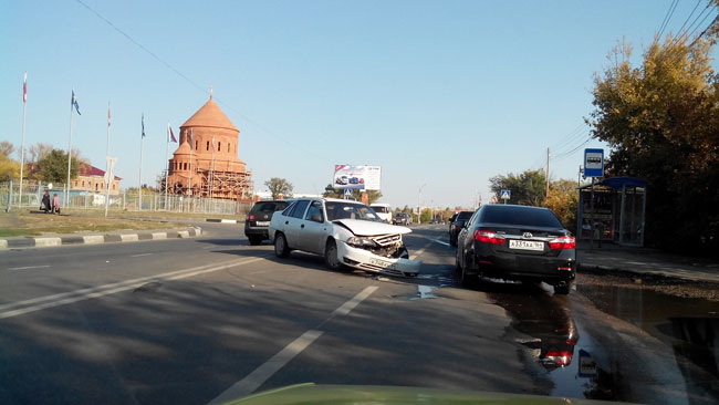 У «Метро» столкнулись две иномарки