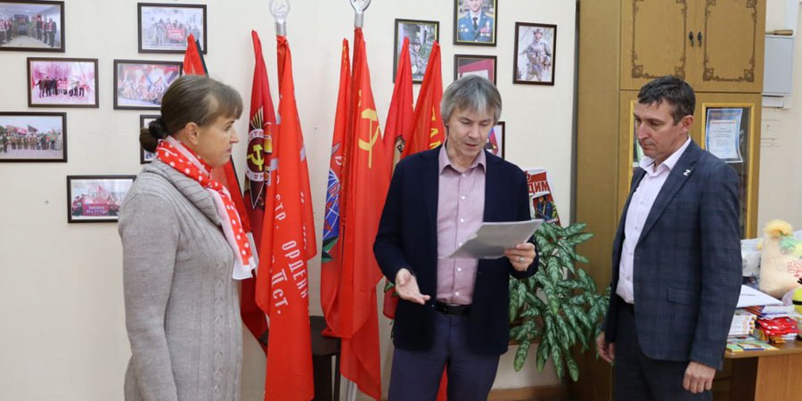 Депутат Рогожин передал матери участника СВО благодарственное письмо с фронта