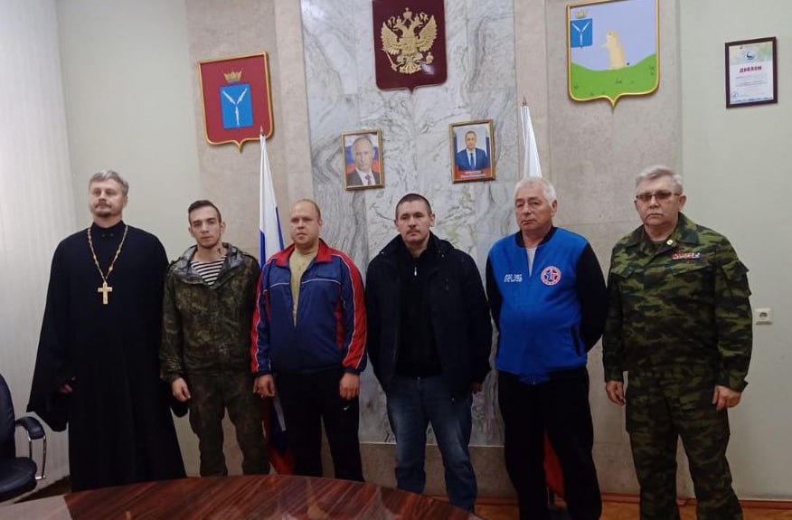 Депутат Рогожин передал матери участника СВО благодарственное письмо с фронта