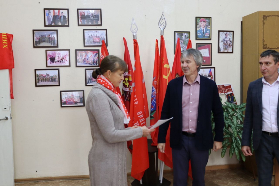 Депутат Рогожин передал матери участника СВО благодарственное письмо с фронта