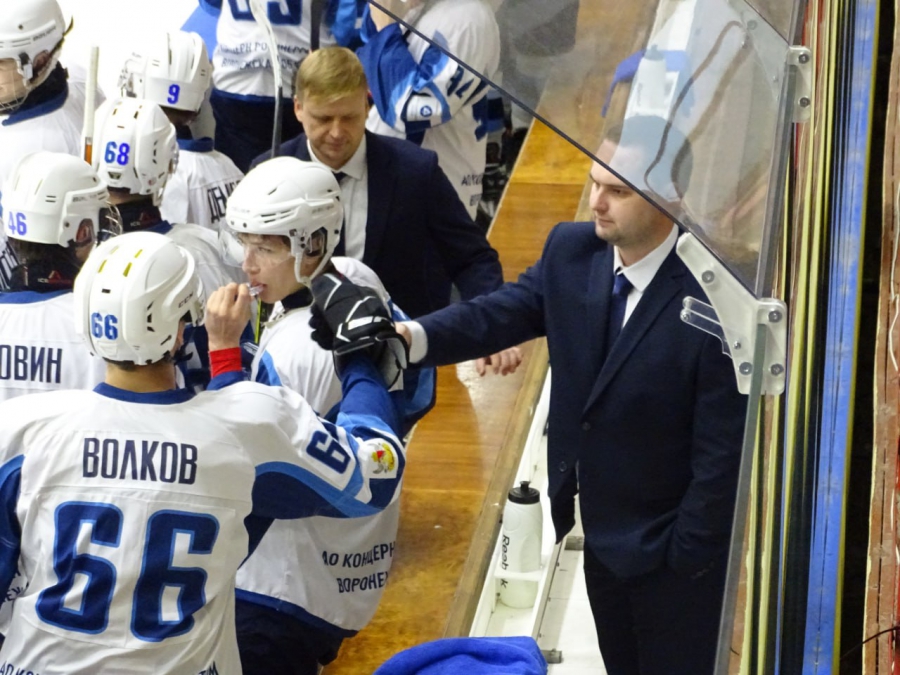 Кровь на льду и 6 голов: молодежка «Кристалла» на своем льду обыграла «Протон»