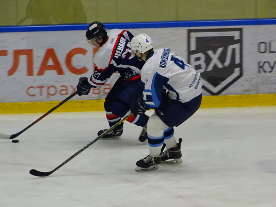 Кровь на льду и 6 голов: молодежка «Кристалла» на своем льду обыграла «Протон»