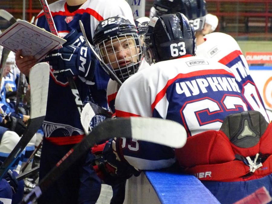 Кровь на льду и 6 голов: молодежка «Кристалла» на своем льду обыграла «Протон»