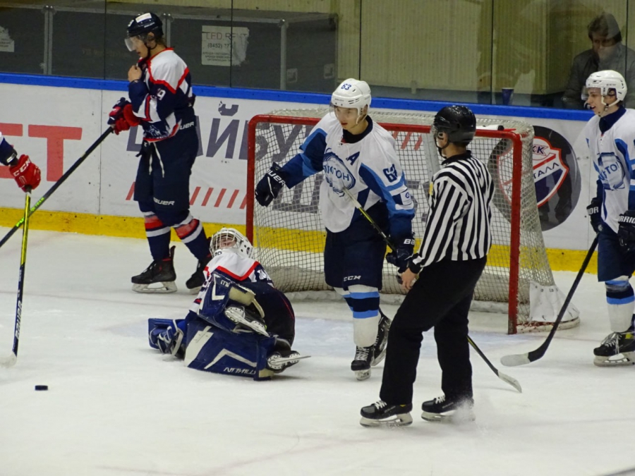 Кровь на льду и 6 голов: молодежка «Кристалла» на своем льду обыграла «Протон»