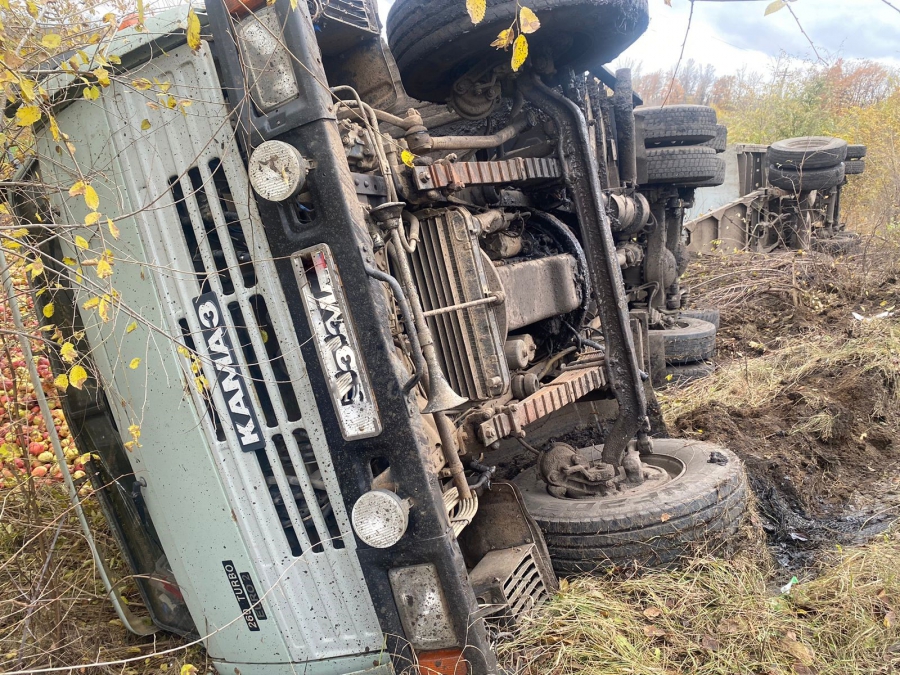 В Ртищевском районе «КамАЗ» съехал в кювет и перевернулся набок