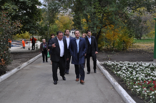 Глава Саратова подарил Дому творчества два цифровых пианино