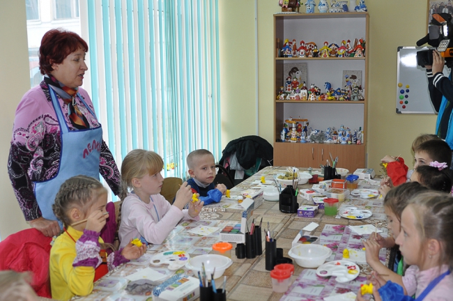 Глава Саратова подарил Дому творчества два цифровых пианино