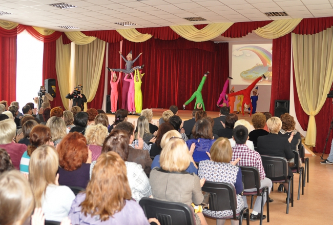 Глава Саратова подарил Дому творчества два цифровых пианино