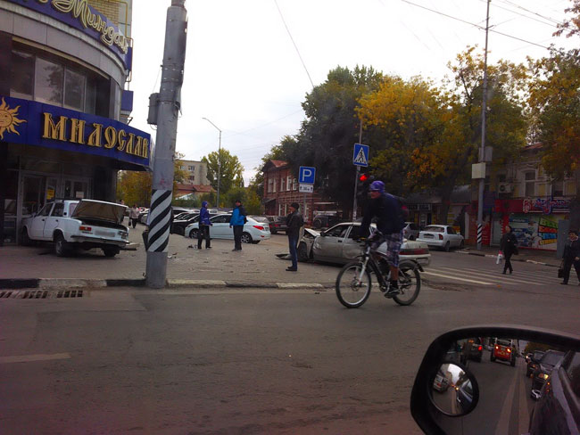 Автомобиль въехал в магазин «Милослав» на Чапаева