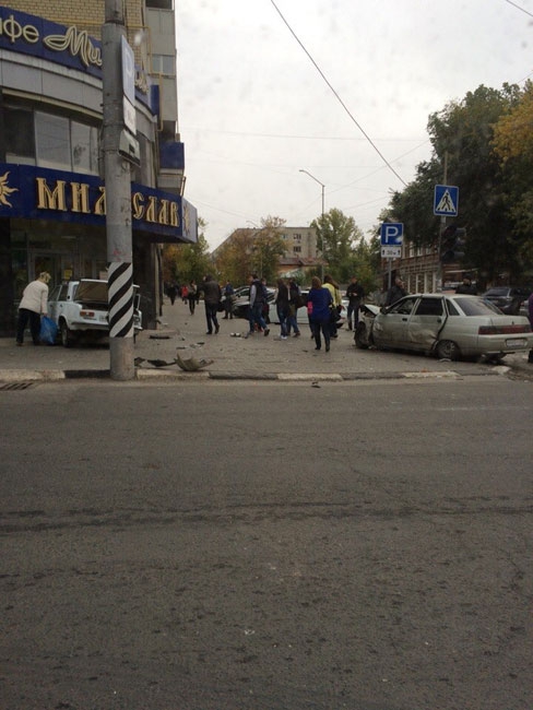 Автомобиль въехал в магазин «Милослав» на Чапаева