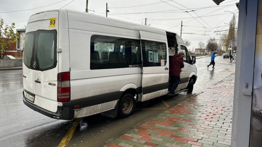 Маршрутки на Славянской площади ездят с задержками: интервалы достигают 18 минут