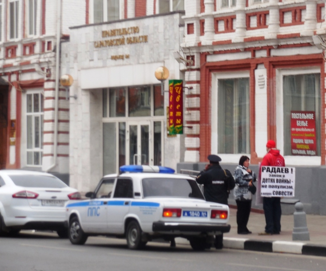 К одиночному пикету коммуниста пристроился провокатор