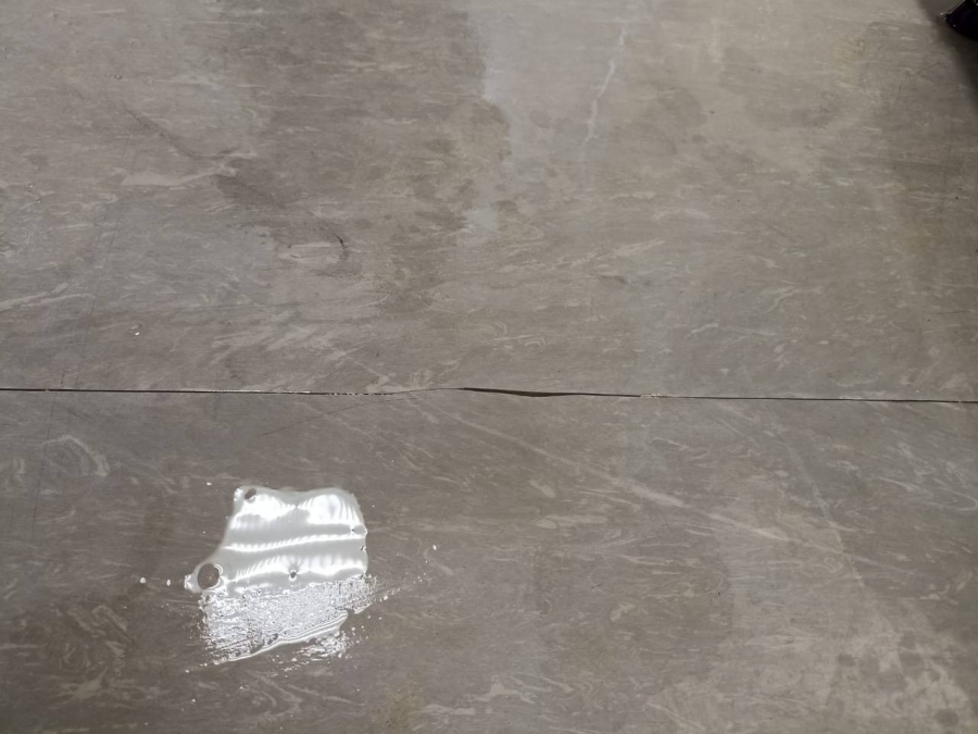 В Воскресенском районе подрядчик уложил в поликлинике линолеум не той стороной