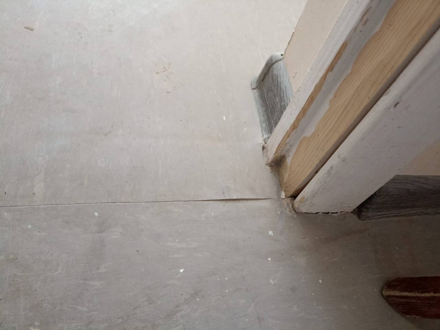 В Воскресенском районе подрядчик уложил в поликлинике линолеум не той стороной