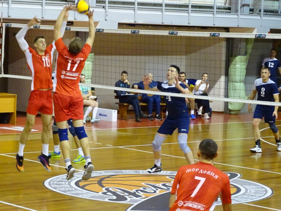 Саратовские волейболисты «всухую» выиграли все домашние матчи и вышли в лидеры