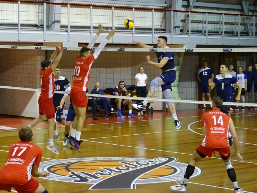 Саратовские волейболисты «всухую» выиграли все домашние матчи и вышли в лидеры