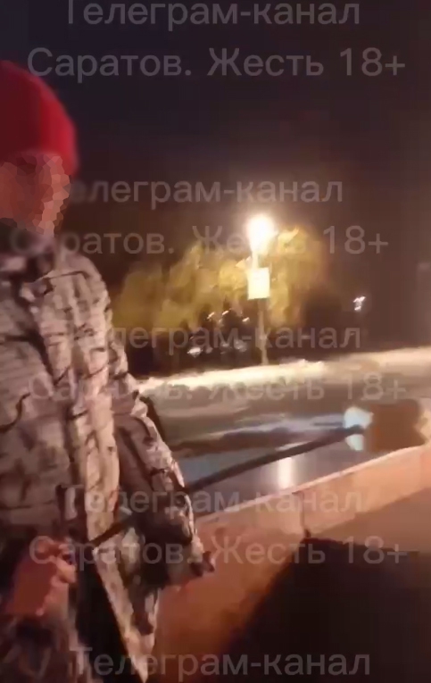 В Энгельсе школьники поджарили хлеб на Вечном огне