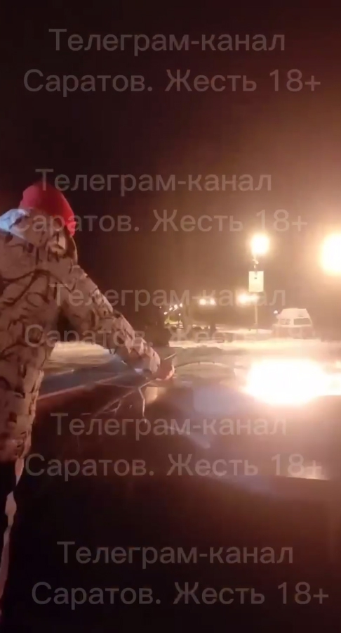 В Энгельсе школьники поджарили хлеб на Вечном огне