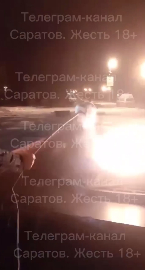 В Энгельсе школьники поджарили хлеб на Вечном огне