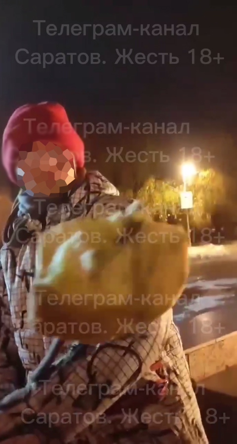 В Энгельсе школьники поджарили хлеб на Вечном огне