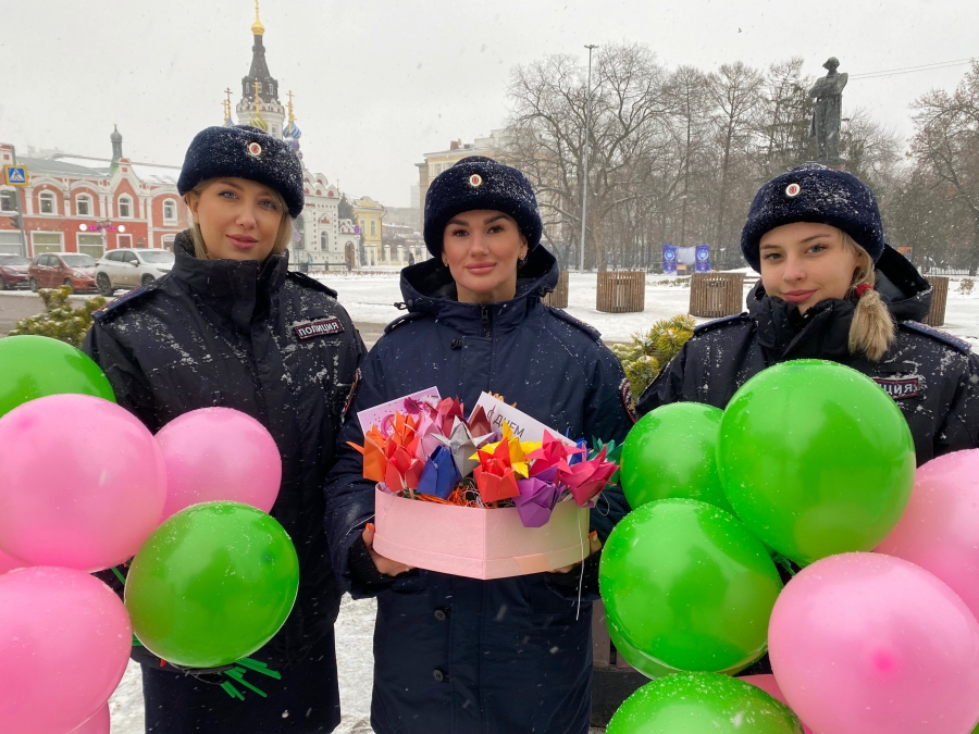 В Саратове инспекторы дарили женщинам бумажные тюльпаны в честь Дня матери