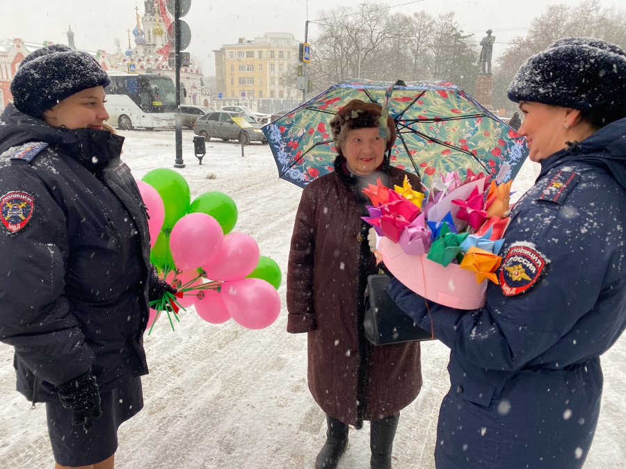 В Саратове инспекторы дарили женщинам бумажные тюльпаны в честь Дня матери