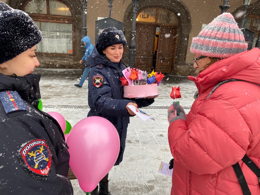 В Саратове инспекторы дарили женщинам бумажные тюльпаны в честь Дня матери