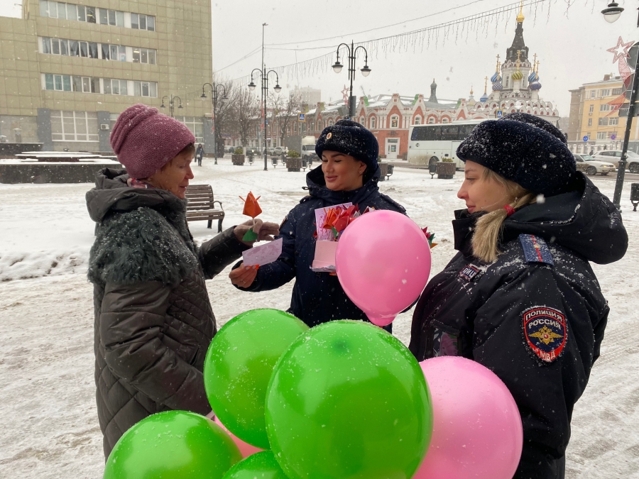 В Саратове инспекторы дарили женщинам бумажные тюльпаны в честь Дня матери