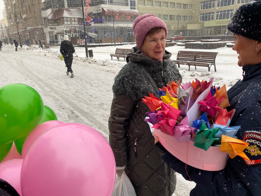 В Саратове инспекторы дарили женщинам бумажные тюльпаны в честь Дня матери